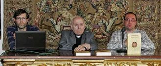 Segundo P�rez, en el centro, presidi� la presentaci�n de una revista sobre los archivos. 