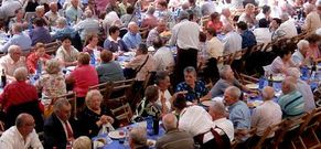 A la fiesta de los mayores de Bri�n acudieron m�s de medio millar animados y veteranos vecinos.