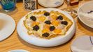 En el restaurante ibicenco Casa Jondal, Rafa Zafra prepara huevos fritos con caviar