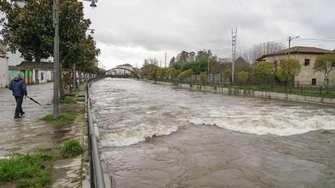 R�o T�mega crecido, a su paso por Ver�n.