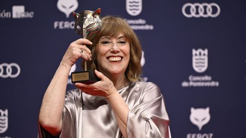 La actriz Marta Fern�ndez-Muro posa con el Premio de Honor