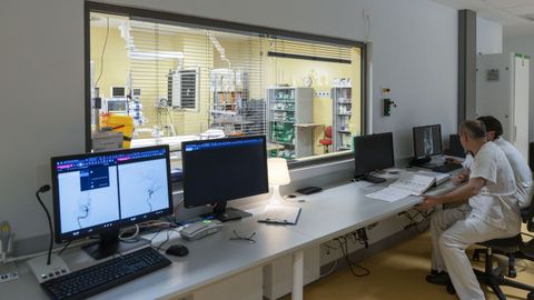 Sala del angiógrafo bi plano, donde se realizan las trombectomías mecánicas, en el Hospital Valdecilla de Santander.