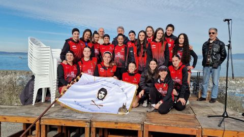 El equipo femenino de Cabo, con la bandera.