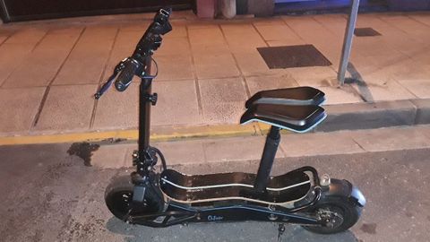 El patinete trucado requisado por la Polica Local de Lugo.