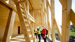 Todo el edificio est construido con madera contralaminada hecha con pino radiata de los montes de A Maria y tratada en el Pas Vasco, ya que en Galicia no hay fbricas especializadas todava