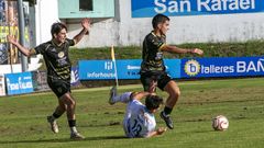 Huguito se lleva el bal�n en la visita al Boiro.