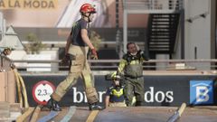 Efectivos de la UME y del cuerpo de bomberos extraen agua del parking del centro comercial Bonaire