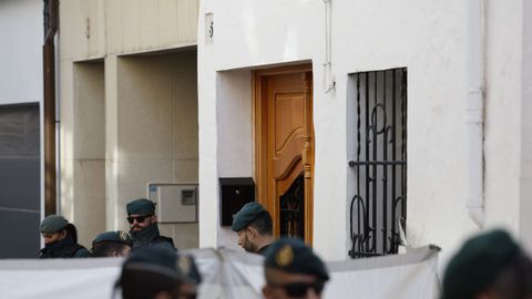 Miembros de la Guardia Civil en el portal n�mero 5 donde este domingo se cometi� el asesinato de un menor de 13 a�os en la localidad valenciana de Sueca