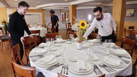 El personal del Castilla 75, el restaurante del Gran Hotel de Ferrol, preparan una mesa para una comida de empresa.