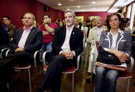 El alcalde, en el centro, con los dos portavoces municipales en el Centro do Vi�o. 