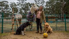 Maris� Area junto con los perros Mike y Tralla y uno de los caballos de terapia