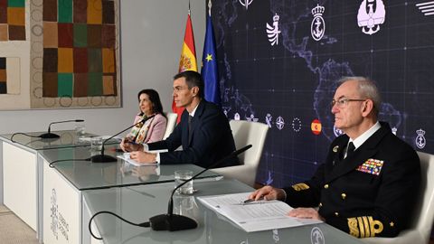 La ministra Margarita Robles, Pedro S&aacute;nchez y el almirante general Teodoro L&oacute;pez durante su videoconferencia con las tropas desplazadas en misiones en el exterior