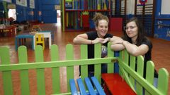 Noelia Pi�eiro y Nerea Fern�ndez, en la nave que tienen alquilada en el Karting Arifr�n