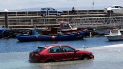 Coche al que en 2019 sorprendi� la subida de la marea en la rampa del puerto de Ribeira