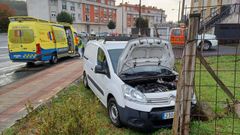 La furgoneta sali� despedida tras colisionar con el cami�n y acab� empotrada en la valla del cierre de una finca en Vilarrod�s (Arteixo)