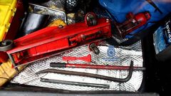La polic�a se incaut� de un martillo rompecristales, una pata de cabra y dos gatos hidr�ulicos