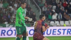 Zakaria Eddahchouri protesta tras el agarrn que acab en penalti en el Arcngel