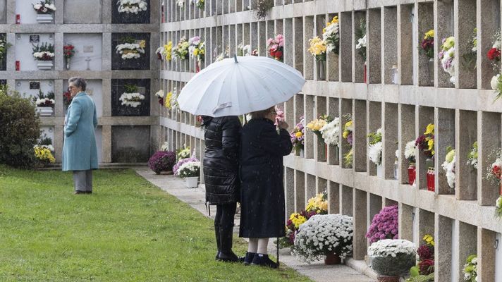 Visita a un cementerio el d�a de Difuntos.