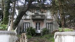 Aspecto de la fachada del inmueble y de la finca arbolada en la que se encuentra