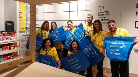 En el nuevo local de Ikea regalaron a los clientes su característica bolsa azul serigrafiada con la frase: «Máis de Ourense que as termas»