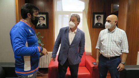 El tirador Juan Antonio Saavedra con Miguel Anxo Fern�ndez Lores y Tino Fern�ndez, antes de ir a Tokio