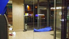 Imagen de archivo de un indigente refugiado en un cajero de la ciudad