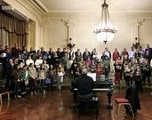 El director, scar Villar, al piano, durante los ensayos en el saln regio del Mercantil. 