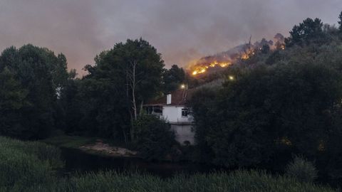 El fuego cerca las viviendas de Chas, Vilaza