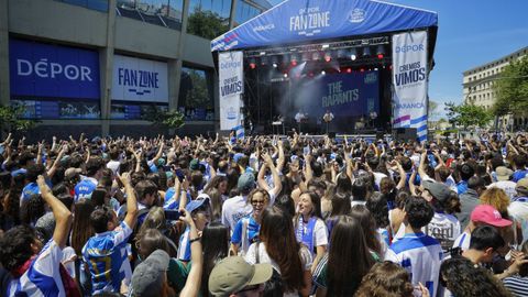 Los muradanos The Rapants durante su actuaci�n en los aleda�os del Abanca Riazor. 