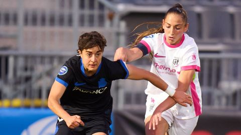 La gallega Luc�a Pardo trata de proteger el bal�n ante Villafa�e en el encuentro de en el Fernando Torres.