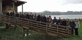Los alumnos de la Escuela de Naturalistas que promueve el grupo H�bitat, en el observatorio de Crendes.