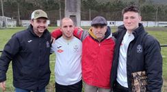 Julio Romero Su�rez (segundo por la derecha) con tres de sus j�venes salvadores.