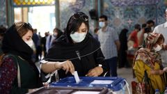 Dos mujeres votando, este viernes, en un colegio electoral de Tehern