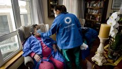Imagen de archivo de vacunaci�n a domicilio contra el covid-19 para personas con problemas de movilidad en A Coru�a