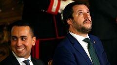 Matteo Salvini, a la derecha, junto a su compa�ero de gabinete Luigi di Maio, del Movimiento 5M