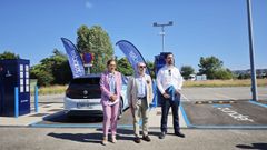 Ins Peuelas, vicerrectora de Sostenibilidad y Digitalizacin; Ignacio Villaverde, rector de la Universidad de Oviedo, y Jos Mara Sanz, responsable del departamento de Proyectos de Zunder.