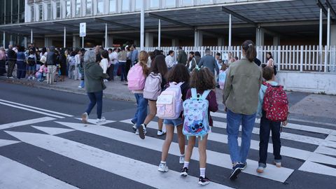 Familias llegando al Colegio L�pez Ferreiro de Santiago