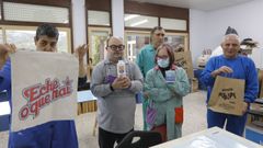 Usuarios de Aspanas muestran algunos de los objetos que ellos mismos preparan en los seis talleres que est�n en funcionamiento