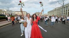 Mujeres bielorrusas, hoy, con pancartas contra la violencia y flores para las fuerzas del orden pac�ficas