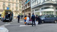 Varios vecino se acercaron a comprobar el estado de salud de la mujer atropellada. 