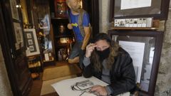 El ilustrador, humorista gr�fico y comunicador Juan Carlos Zamora muestra sus obras ante su conocida tienda de la r�a Nova. Tras �l, salta a la vista la figura del fotografiado  Seferino. �Es mi peregrino divino, de ah� su nombre. Yo lo escribo con ''s'' por mi seseo�, apunta divertido el creador colombiano