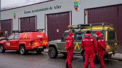 Miembros de la UME se incorporaron este s�bado a la b�squeda del segundo operario desaparecido cuando trabajaba con una m�quina quitanieves al producirse un alud de nieve en el puerto de San Isidro en la localida de Aller, Asturias. 
