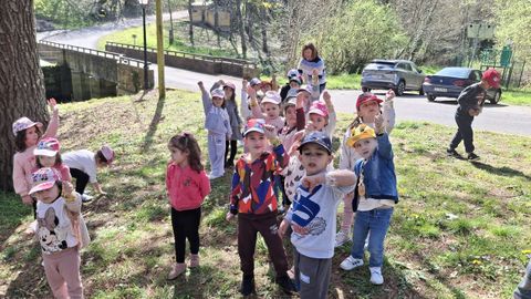 Los escolares durante una excursión didáctica al río de Vilalba