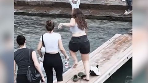 Fotograma del vdeo que muestra el rescate del nio en el ro de la localidad de Fenghuang