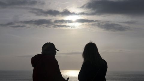 La playa de Doni�os en Ferrol ser� un lugar privilegiado para contemplar el eclipse por su orientaci�n  hacia el oeste. Enfrente no habr� ning�n obst�culo, salvo el mar y el horizonte. La totalidad del eclipse comenzar� a las 20.27 horas y tendr� una duraci�n en su fase de totalidad de 1 minuto 26 segundos. El Sol tendr� una elevaci�n de 12.0094 grados sobre el horizonte, pero al no haber ning�n obst�culo la observaci�n ser� �ptima