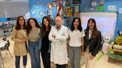Las m�dicas residentes que acaban de incorporarse al materno del Chuac para especializarse como pediatras son Marta Cachaldora Losada, Julia Garc�a Paz, Patricia Suso S�nchez, Teresa Mill�n Omil y Paula Garc�a �lvarez. En el centro, Alfonso Solar, vicepresidente de la comisi�n de docencia. 