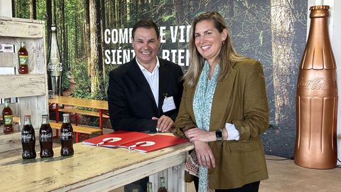 El presidente de los hosteleros de la provincia, H�ctor Ca�ete, y la directora asociada de Comunicaci�n y Sostenibilidad del �rea norte de Coca-Cola, Ane Epalza, ayer en la f�brica de A Coru�a