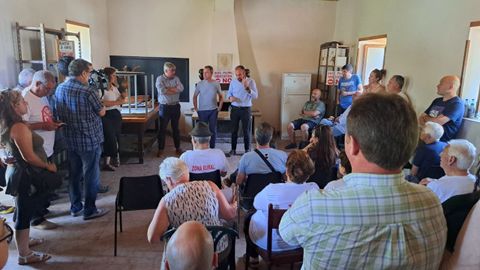 El consejero de Ordenaci�n de Territorio, Ovidio Zapico, con vecinos de Pilo�a