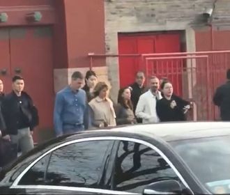 Pedro S&aacute;nchez y Bego&ntilde;a G&oacute;mez, en el centro, visitan el Palacio de Verano y un hutong en Pek&iacute;n en la previa de la cumbre con Xi Jinping