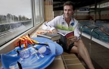 Salgueiro sostiene el libro �Matando el tiempo�, del fil�sofo Paul K. Feyerabend, el cual tambi�n define su pelea contra el cron�metro. 